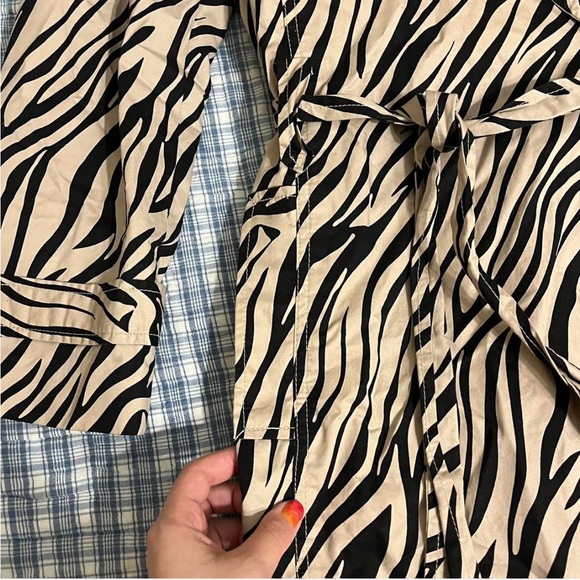 Jaclyn Smith Tan Zebra Trench Coat size M - Picture 4 of 5